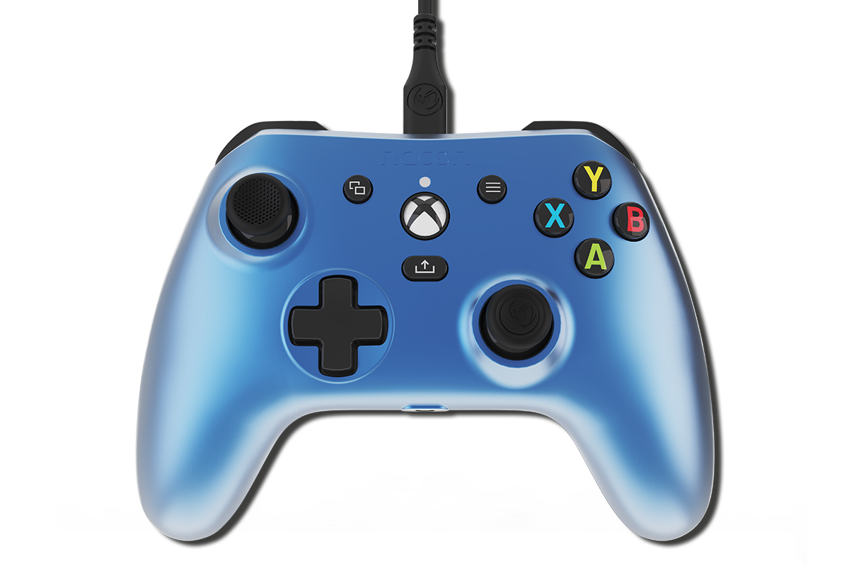 Ein blauer, glänzender Xbox-Controller vor einem weißen Hintergrund.