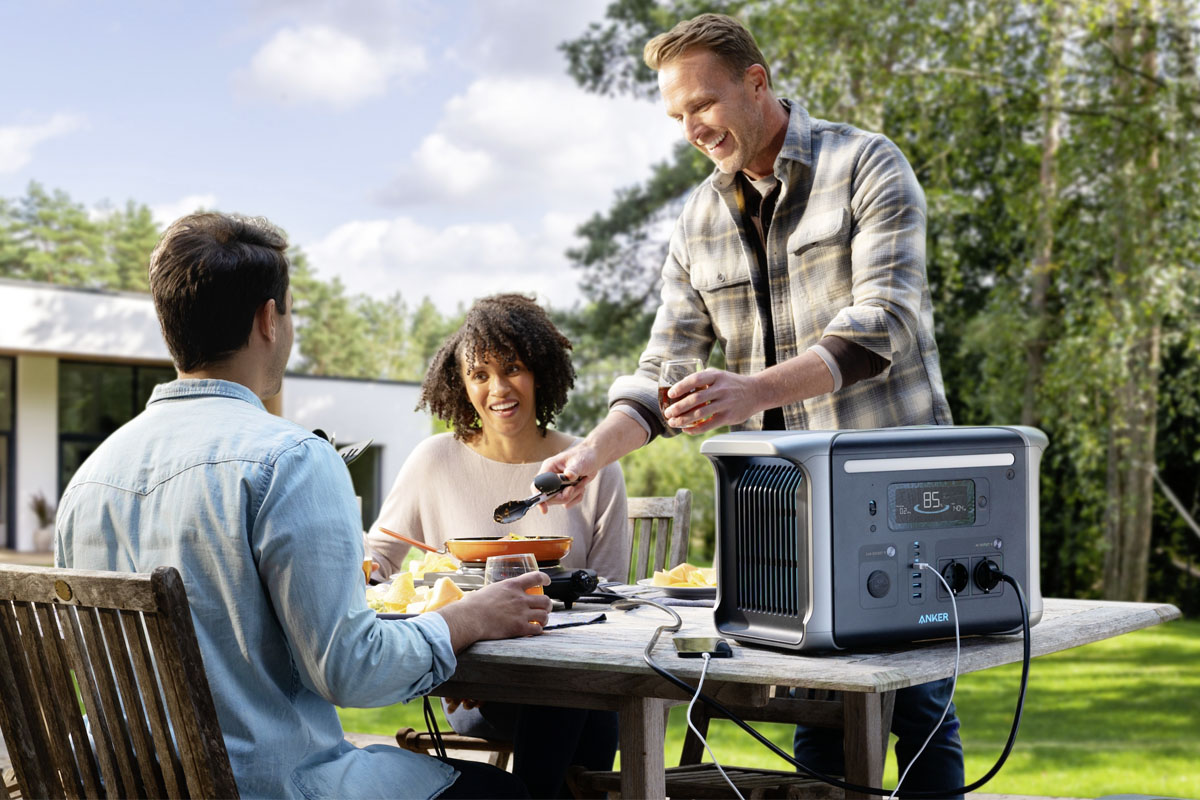 Lifestylebild der Anker Solix F1200 Powerstation.