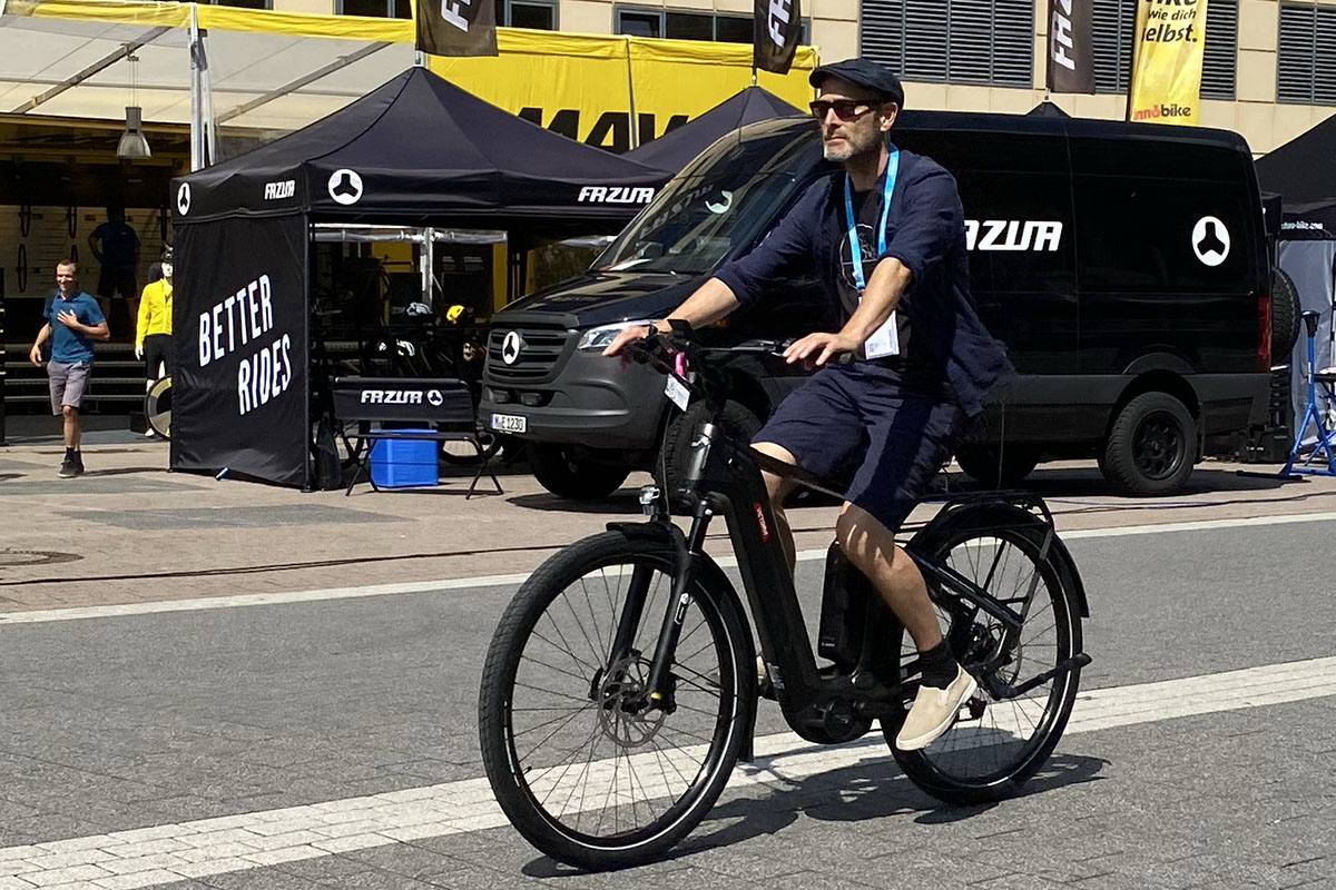 Mann fährt auf Victoria Utilyon E-Bike auf Testparcours während der Eurobike.