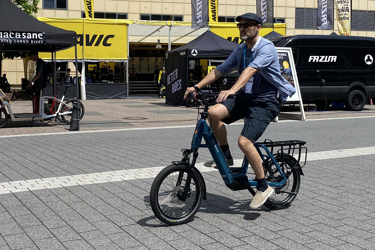 Mann fährt auf E-Kompakt-Bike Veleo de Ville KEB auf einem Testparcours auf dem Messegelände der Eurobike.