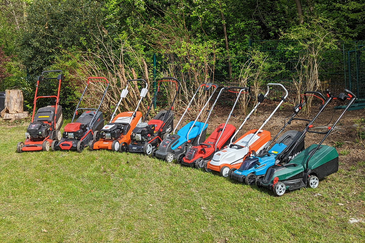 9 Akku- und Batterie-Rasenmäher auf einer Wiese.