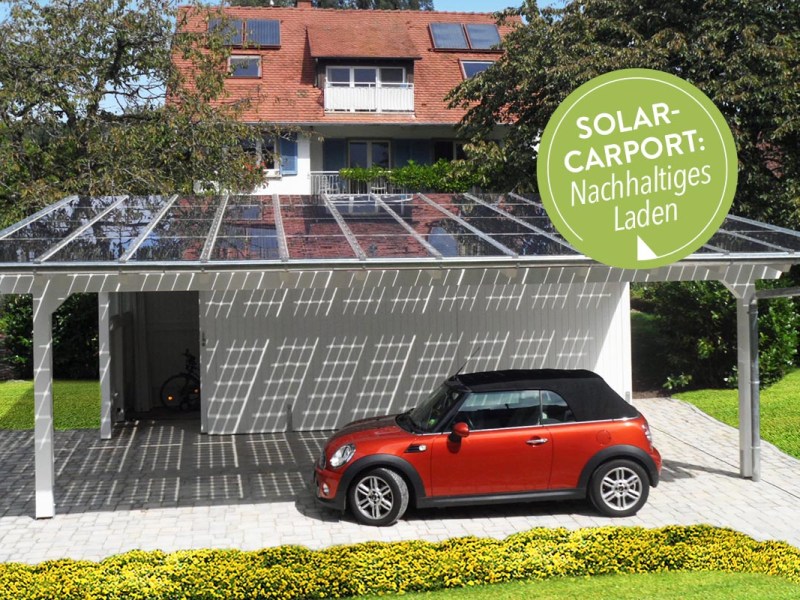 Auto unter einem Solarcarport, das vor einem Haus steht.