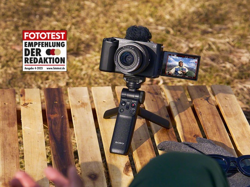 Kamera von Sony auf Holzbrettern.