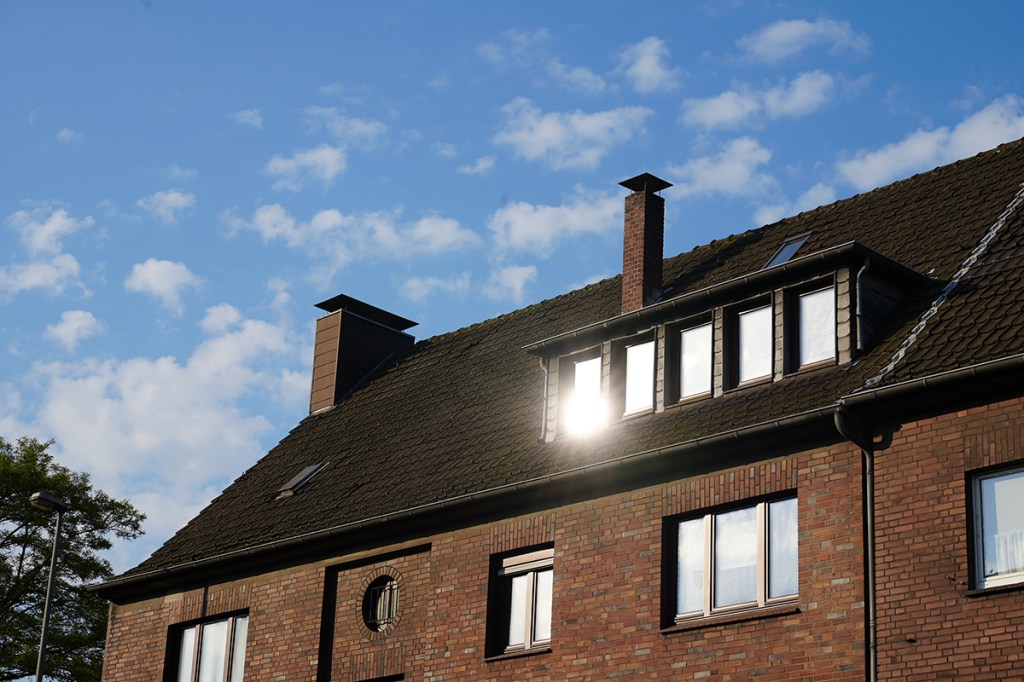 Reflexionen des Sonnenlichts im Hausfenster