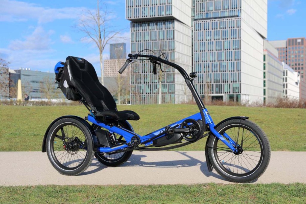 Trike delta tx von hp velotechnik vor einer Stadtskyline