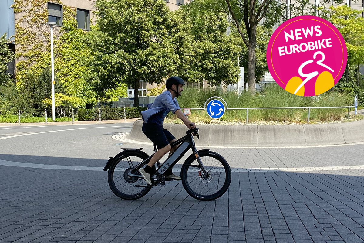 Mann fährt auf S-Pedelec Stromer ST7 im Kreisverkehr.