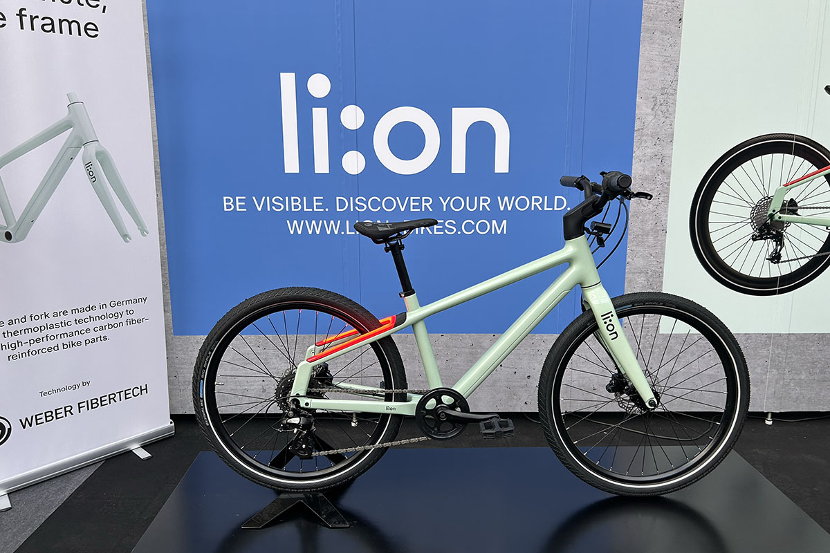 Das Lion-Kinderfahrrad auf einem Messestand auf der Eurobike.