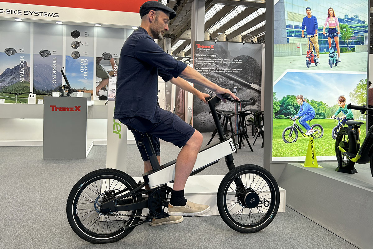 Mann auf KI-E-Bike Acer ebii.