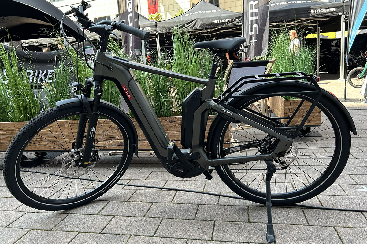 E-Bike Victoria Utilyon in seitlicher Ansicht vor Messestand auf der Eurobike 2023.