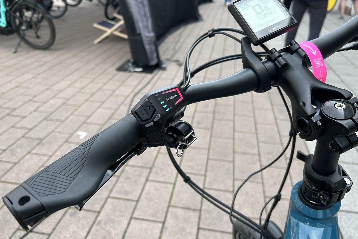 Detailansicht Remote-Steuerung für E-Motor bei E-Kompakt-Bike Velo de Ville KEB auf einem Messestand der Eurobike.