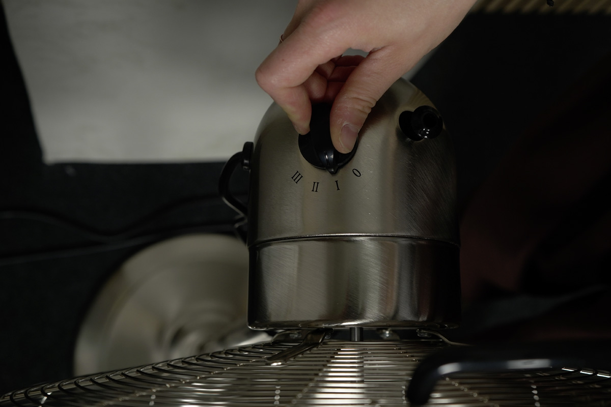 Eine Hand schaltet den Lild Ventilator auf eine höhere Stufe.