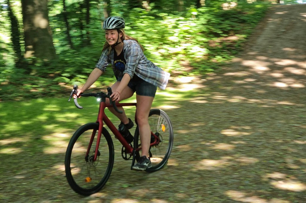 Eine junge Frau fährt auf dem Waldwiesel von Urwahn