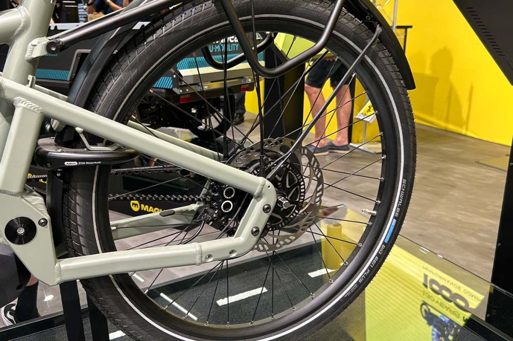 Nahaufnahme Hinterrad Cargo-E-Bike mit Scheibenbremse von Magura