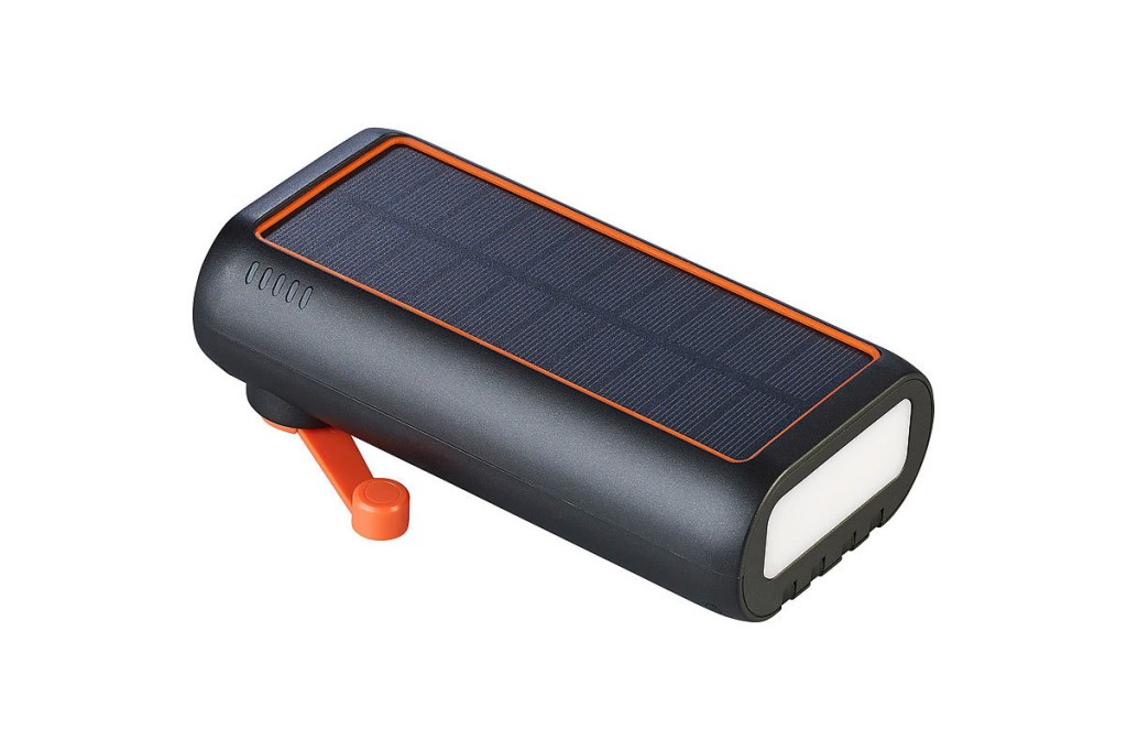 Eine Powerbank mit Solarmodulen vor einem weißen Hintergrund