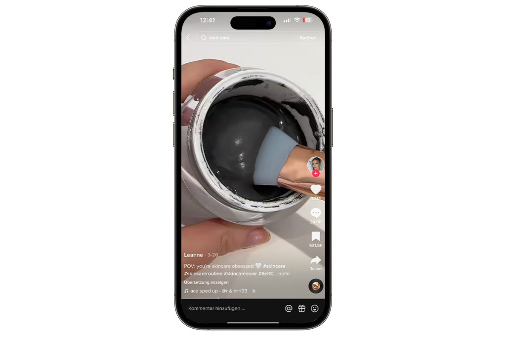 Ein TIkTok-Video läuft auf einem iPhone 14.