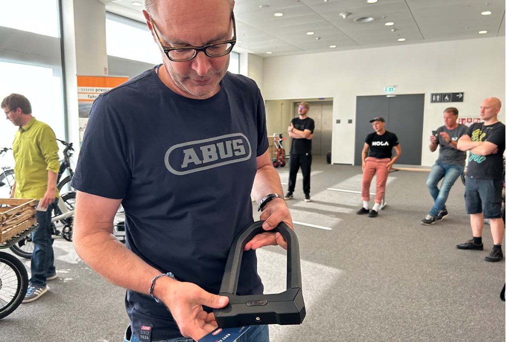 Mann hält Fahrradschloss in der Hand