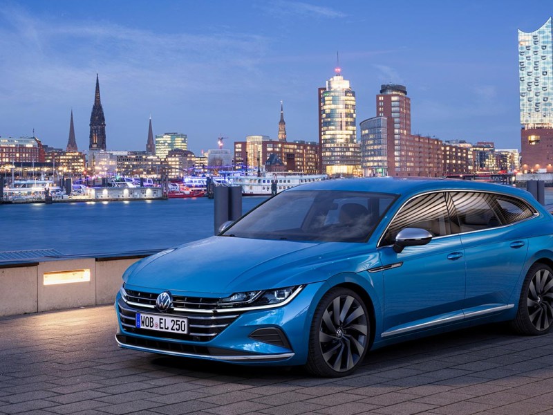 Der Volkswagen Arteon vor der Hamburger Skyline.