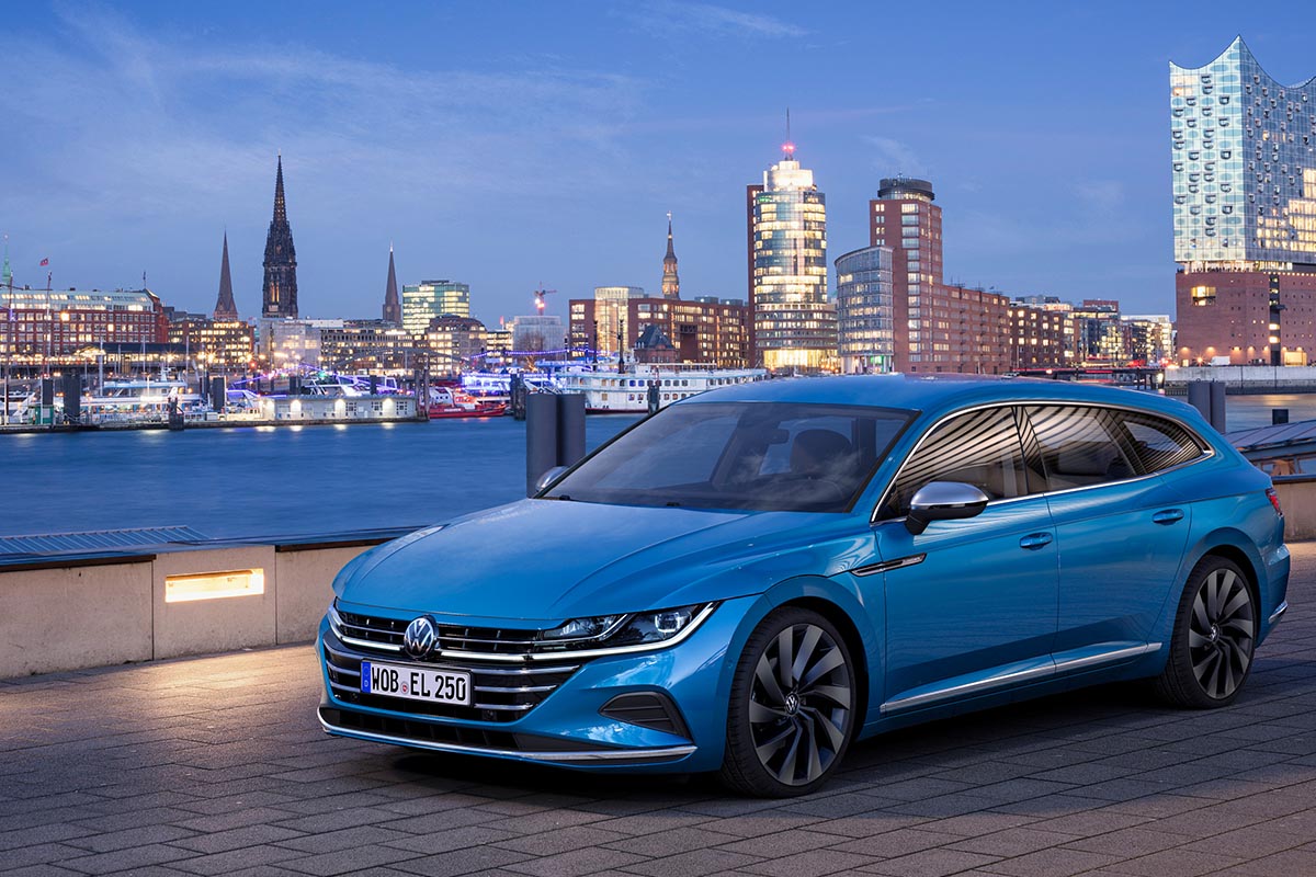 Der Volkswagen Arteon vor der Hamburger Skyline.