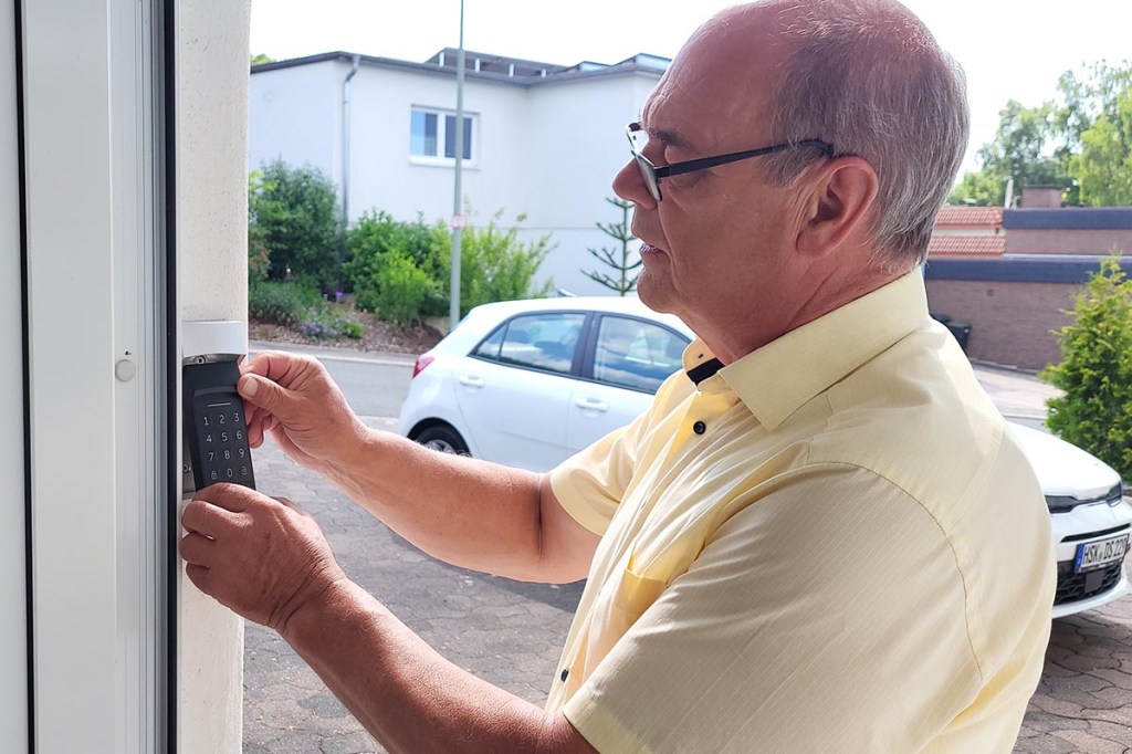 Leser-Tester Wilfried Kordel bei der Montage des Homematic IP Keypads.