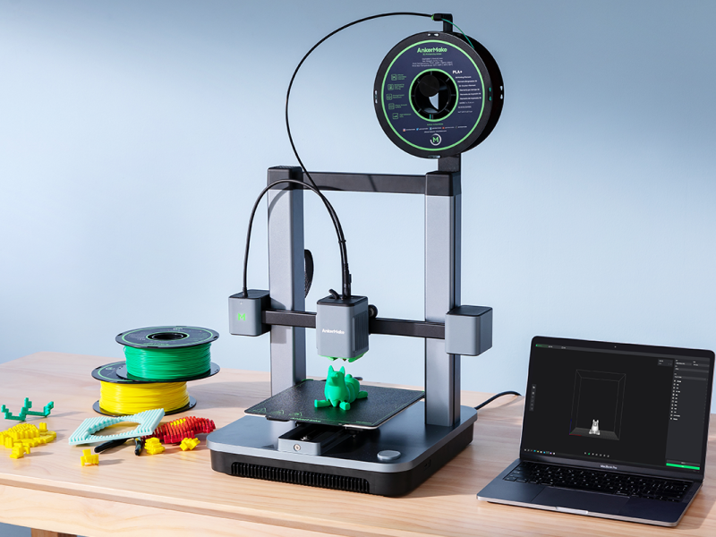 Der 3D-Drucker AnkerMake m5c auf einem Arbeitsplatz fotografiert