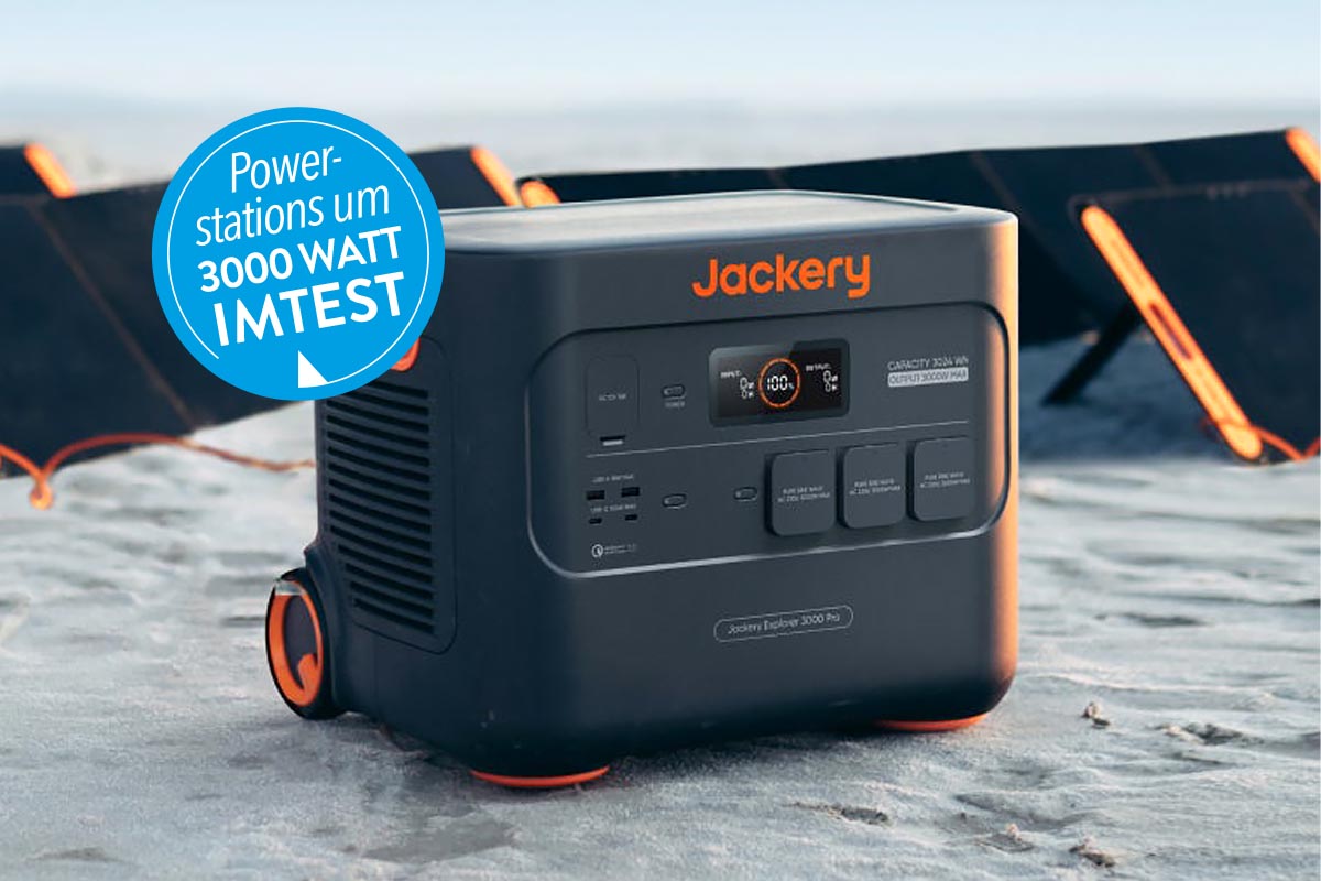 Powerstation von Jackery auf Sand stehend.