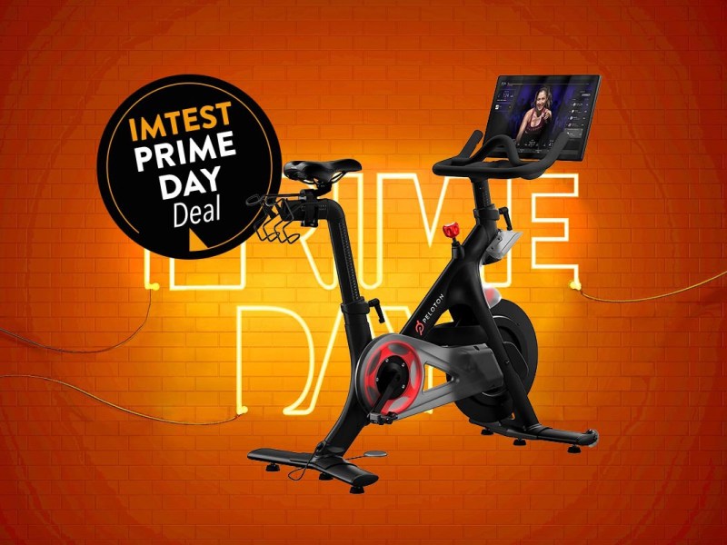 Peloton-Training-Bike auf orange-rotem Hintergrund, darüber Prime Day Button