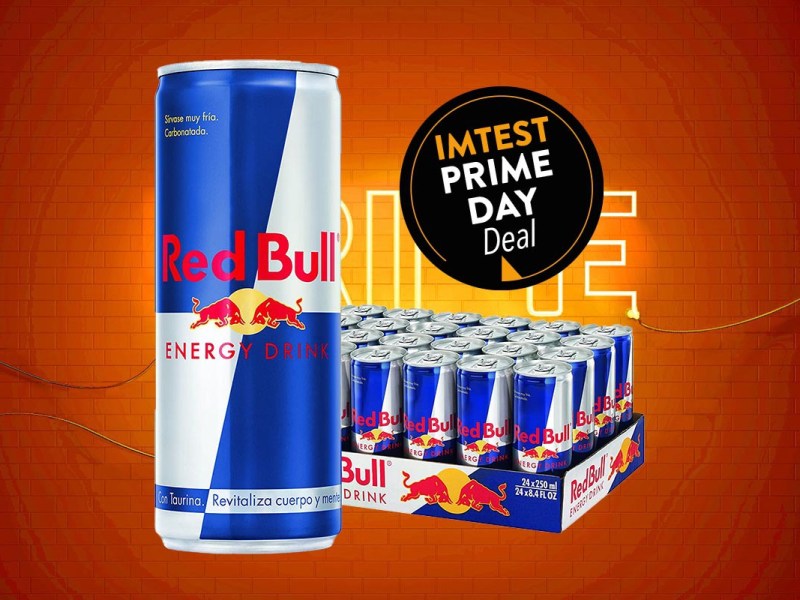 Eine Dose Red Bull im Vordergrund, eine ganze Palette im Hintergrund, kompletter Hintergrund istin orange-rot gehalten, zudem Prime Day Button