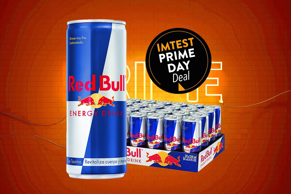 Eine Dose Red Bull im Vordergrund, eine ganze Palette im Hintergrund, kompletter Hintergrund istin orange-rot gehalten, zudem Prime Day Button