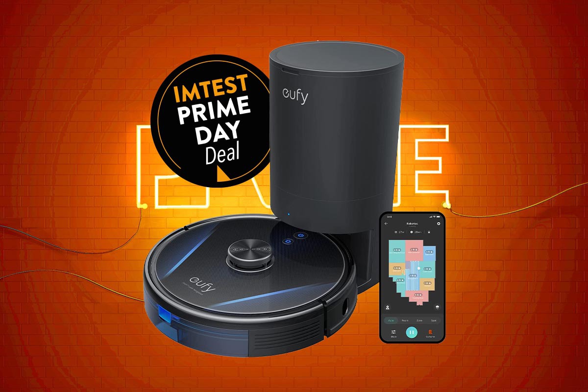 Schwarzer Eufy Saugroboter mit zylinderförmger Absaugstation schräg von vorne auf orangenem Hintergrund mit schwarzem Button "IMTEST Prime Day Deal"