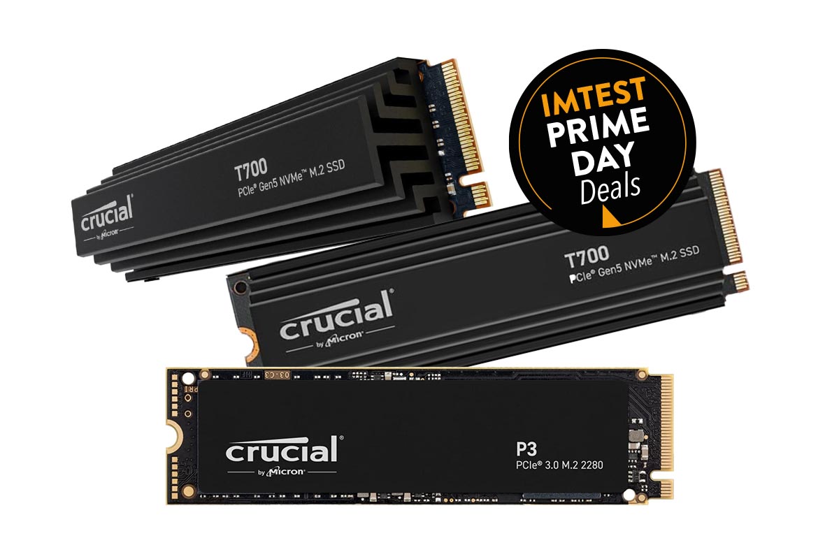 Drei NVMe-SSDs von Crucial vor weißem Hintergrund.