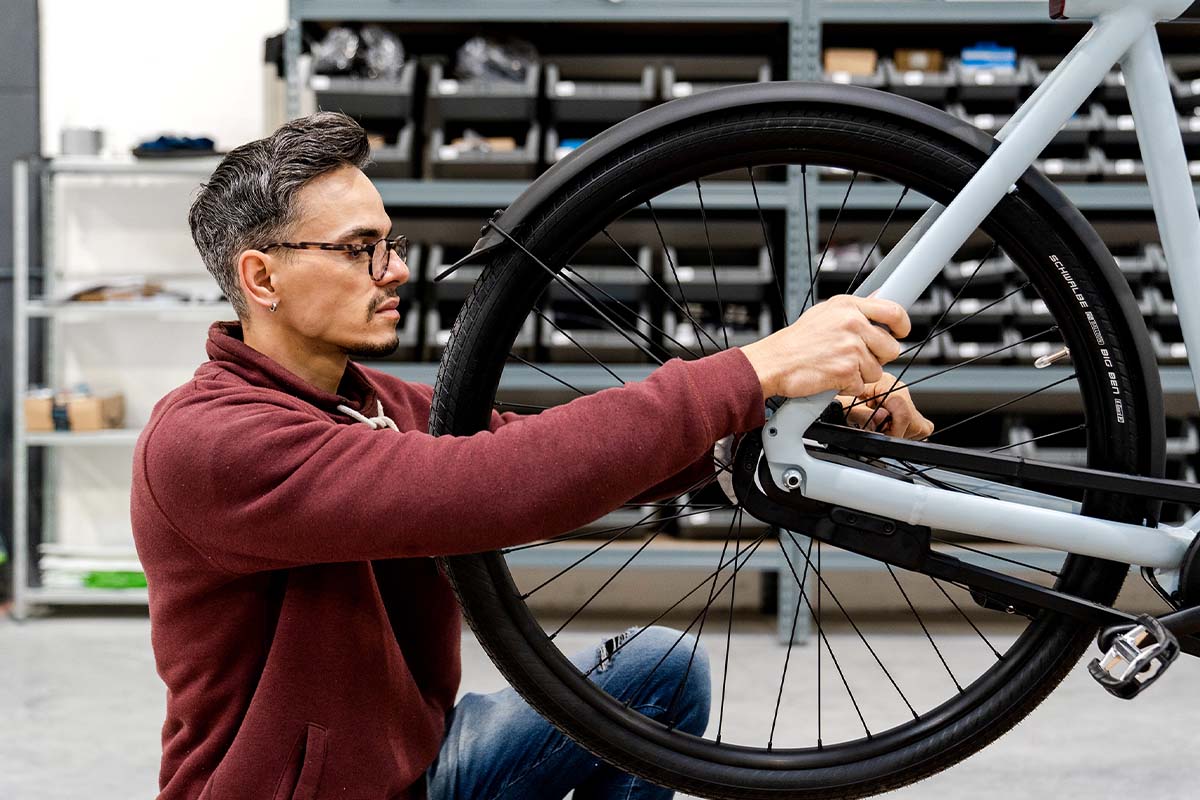 Fahrrad im Anschnitt, wird von einem Mechaniker repariert