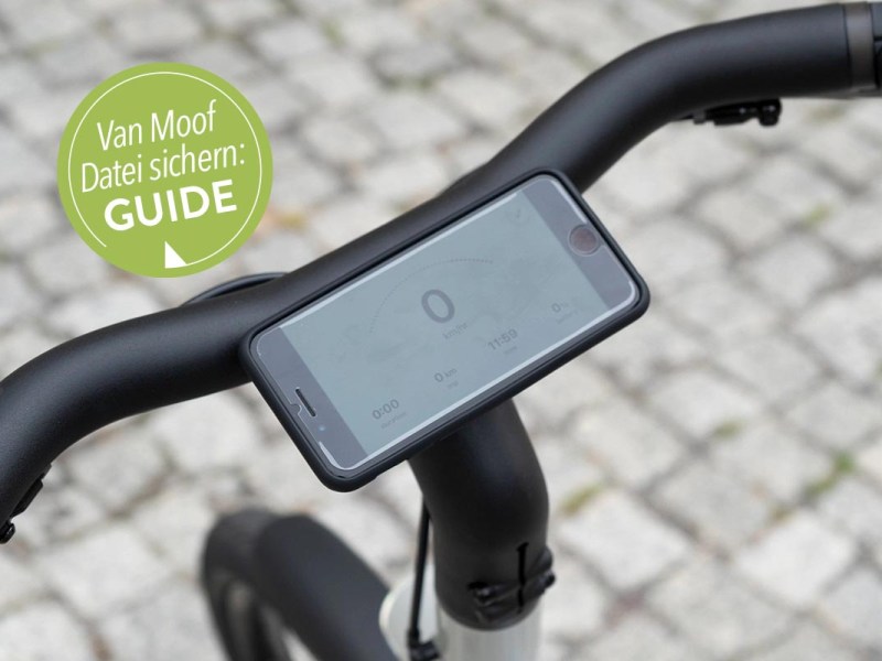 Ein Smartphone an einem Van Moof E-Bike befestigt.