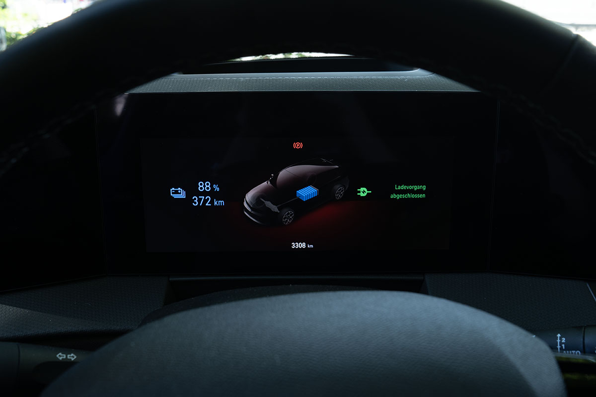 Aufnahme des Infotainment-Displays im E-Auto Opel Astra Electric – angezeigt wird der Ladestand des Autos.