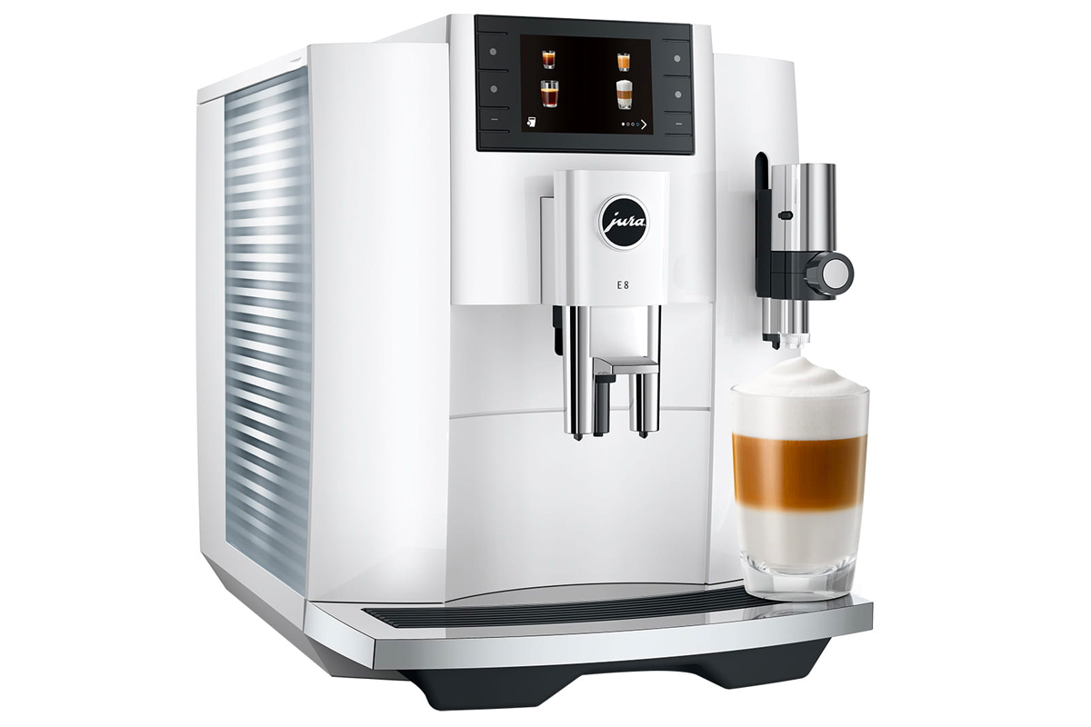 Der neue Jura E8-Vollautomat mit Latte Macchiato vor weißem Hintergrund.