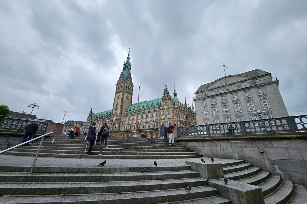 Der Ultraweitwinkel zeigt das Rathaus.