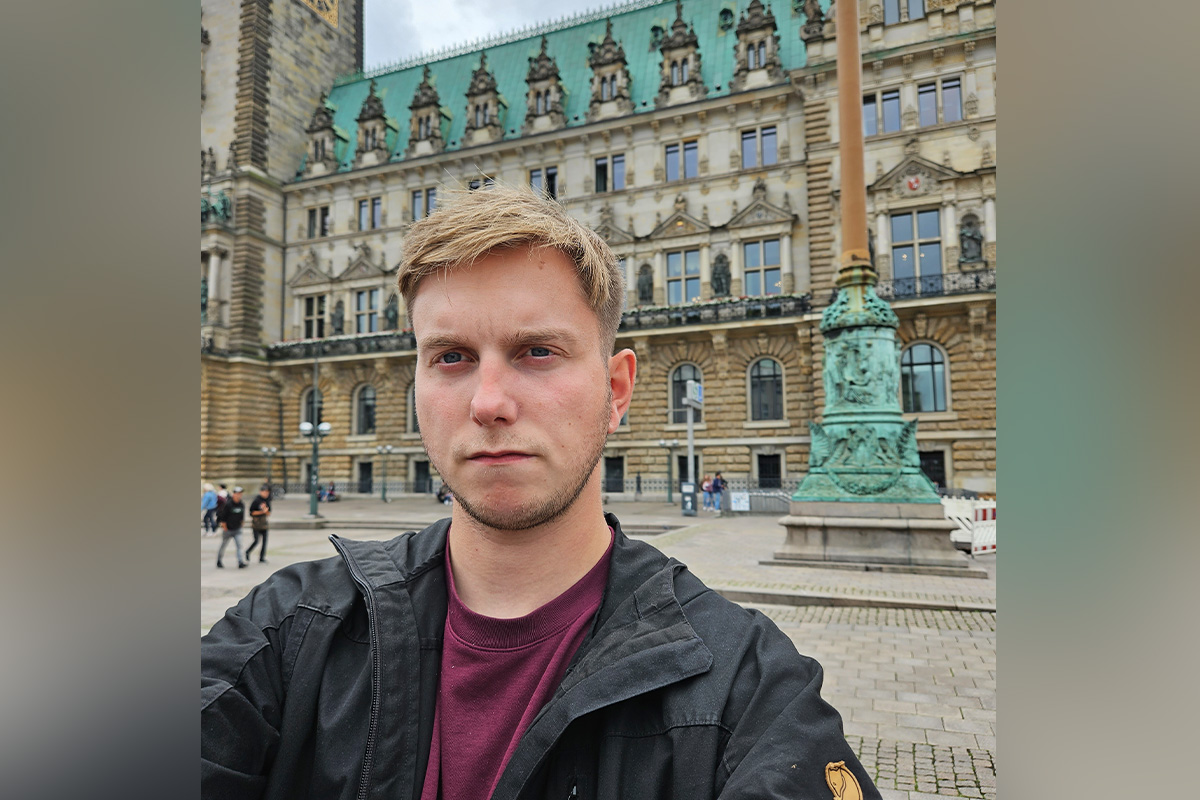 Testredakteur Pascal Bartholomäus macht ein Selfie.