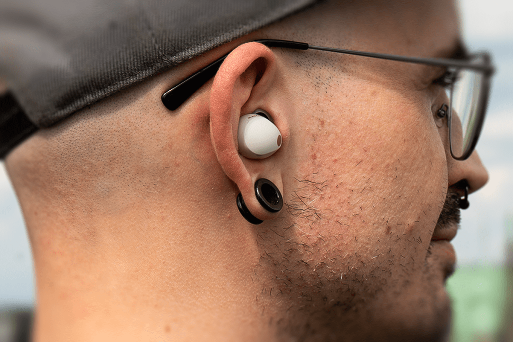 Sony WH-1000XM5 In-Ear-Kopfhörer getragen vom Testredakteur.