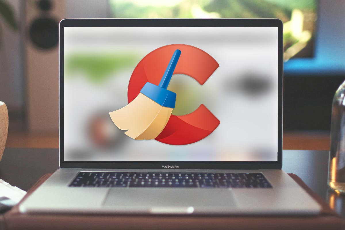 Ein Laptop, auf dessen Bildschirm das Logo von CCleaner steht.