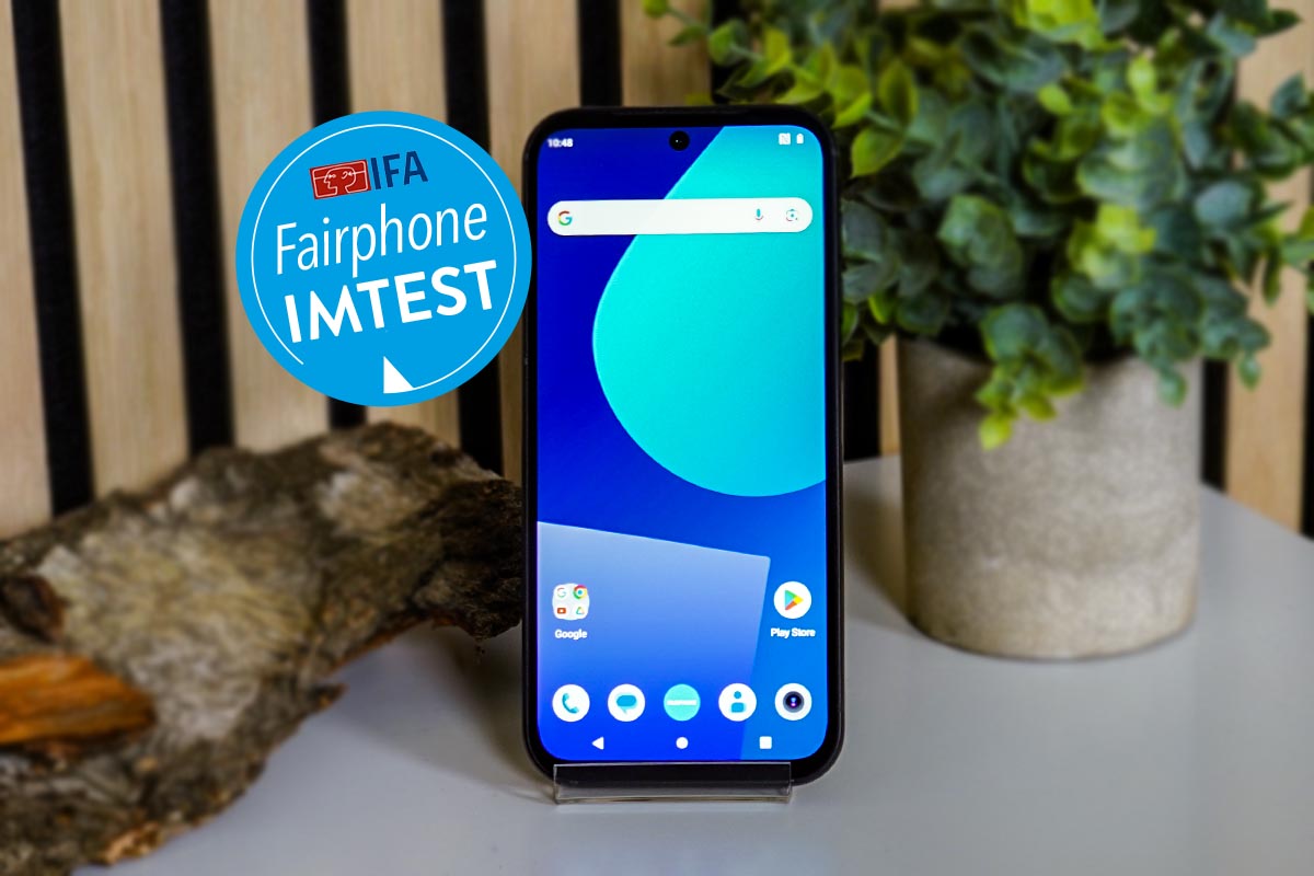 Fairphone 5 auf einem Tisch stehend.