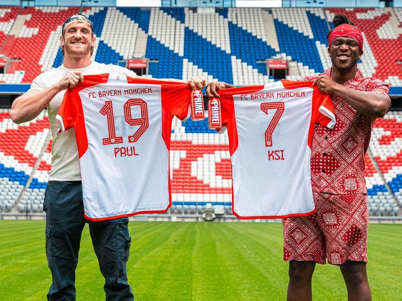 Ein Foto der beiden Influencer Logan Paul und KSI mit Trikots vom FC Bayern in den Händen.