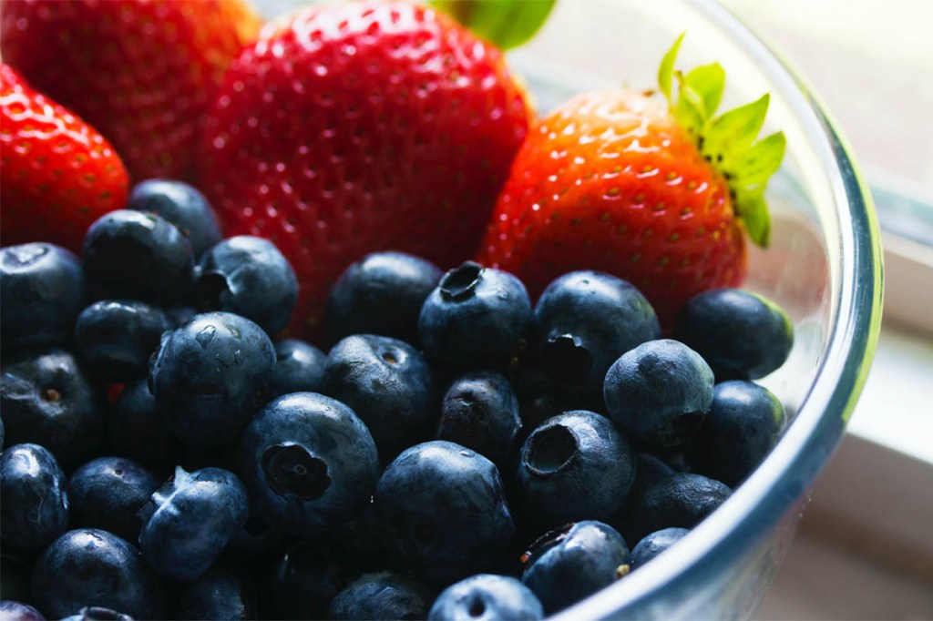 Blaubeeren und Erdbeeren in einer Glasschüssel