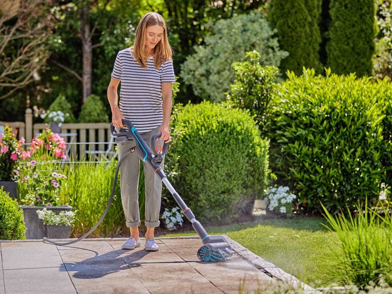 Eine Frau nutzt ein neues Produkt von Gardena.