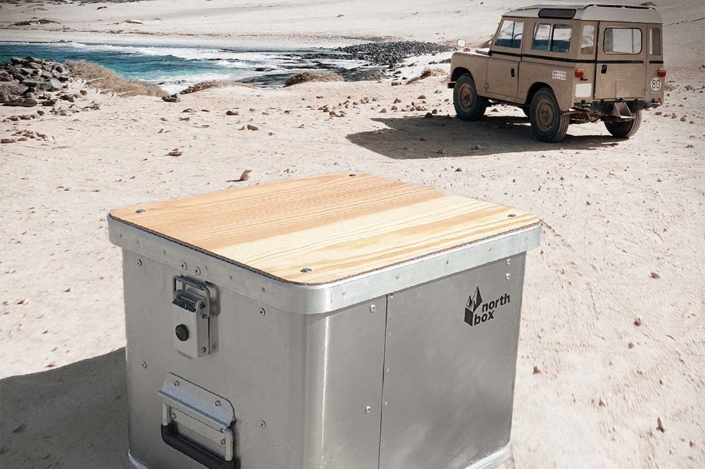 Trenntoilette steht am Strand, dahinter sieht man einen Geländewagen