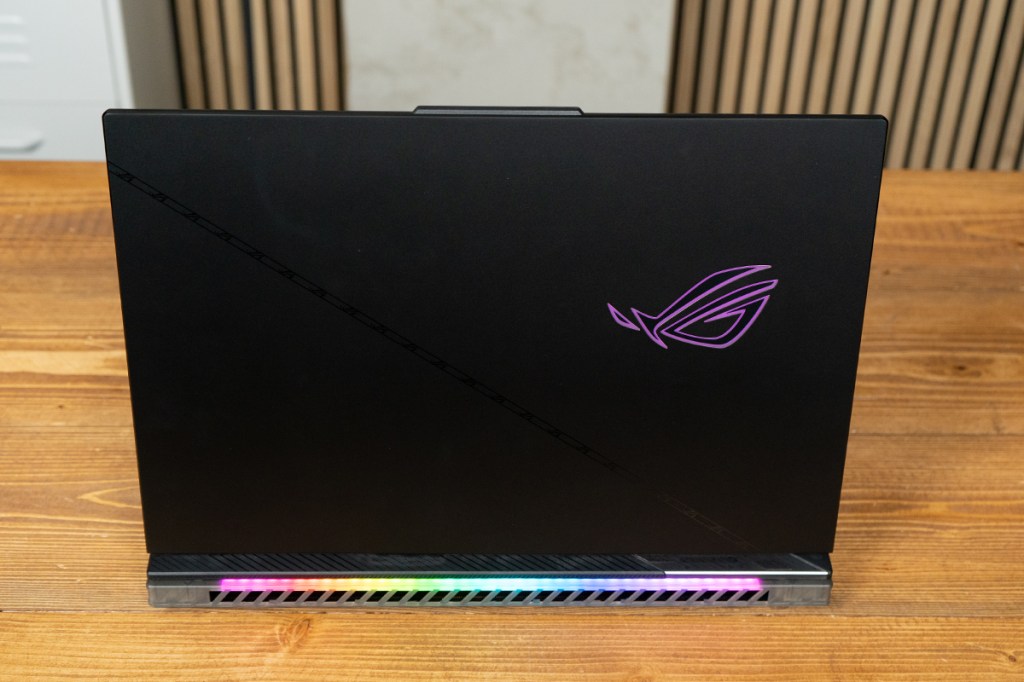 Die Rückseite des Notebooks ASUS ROG Strix SCAR 18 auf einem Holztisch fotografiert.