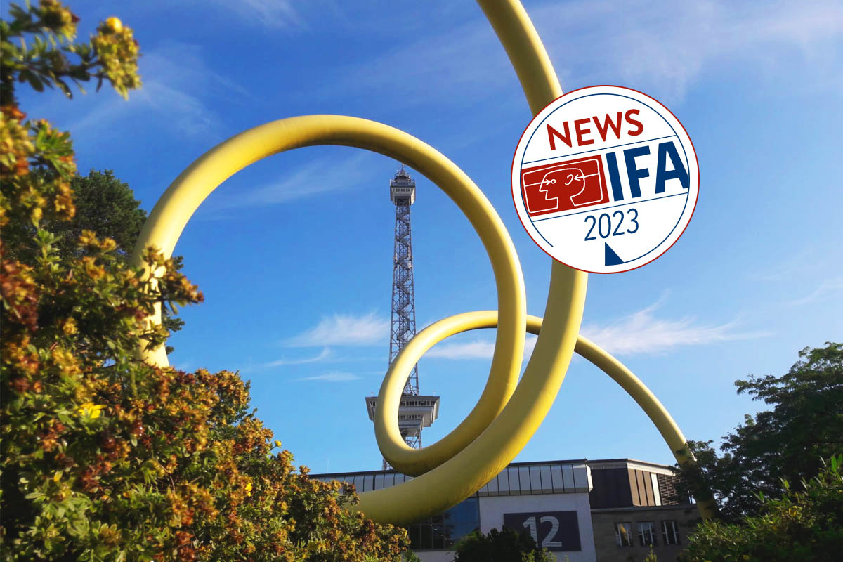 Gelbe Rohre winden sich durch das Gelände der IFA. Im Hintergrund ist der Funkturm zu sehen.