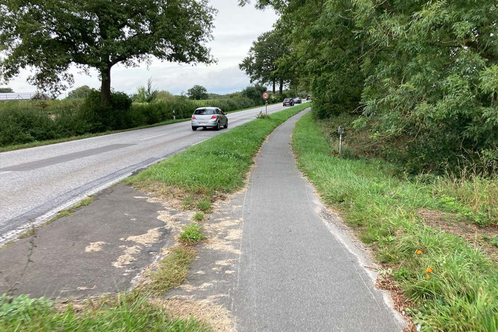 Totale Bundesstraße mit Radweg