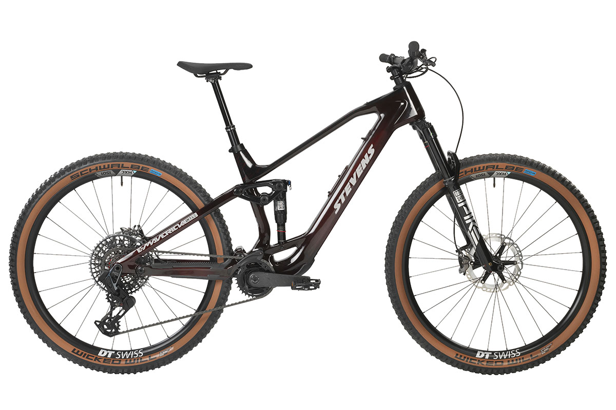 E-Mountainbike E-Maverick AM 9.4.3 von Stevens im Profil vor weißem Hintergrund.