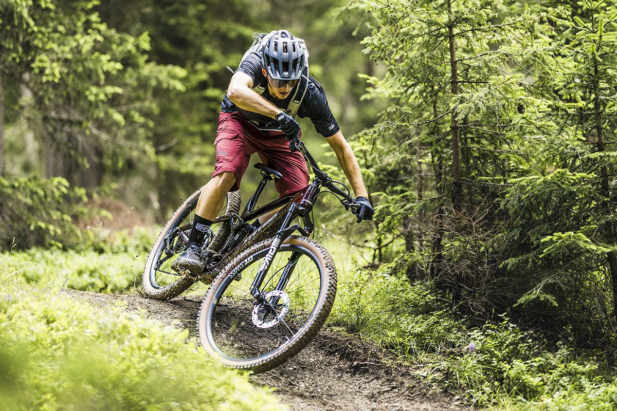 E-Mountainbike-Fahrer unterwegs im Gelände.