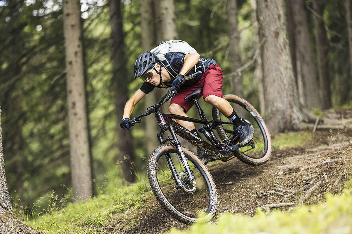 E-Mountainbike-Fahrer unterwegs im Gelände.