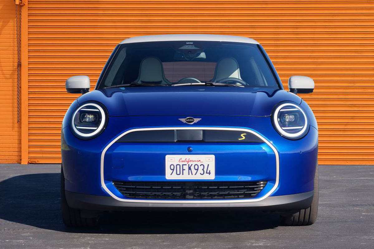 Frontalansicht des Mini Cooper SE Essential Trim in blau